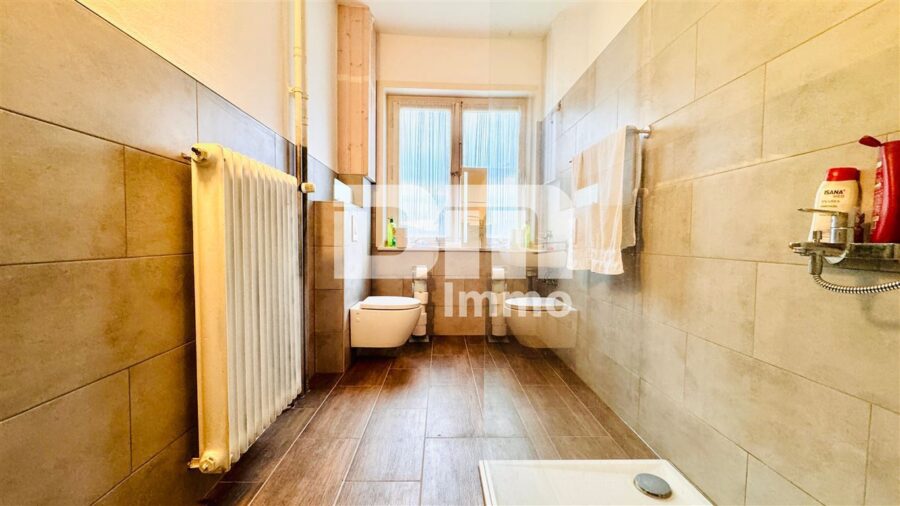Villenartiges 1-3 Familienhaus mit viel Platz für die große Familie und viele weitere Möglichkeiten - OG 1 Badezimmer / Wanne